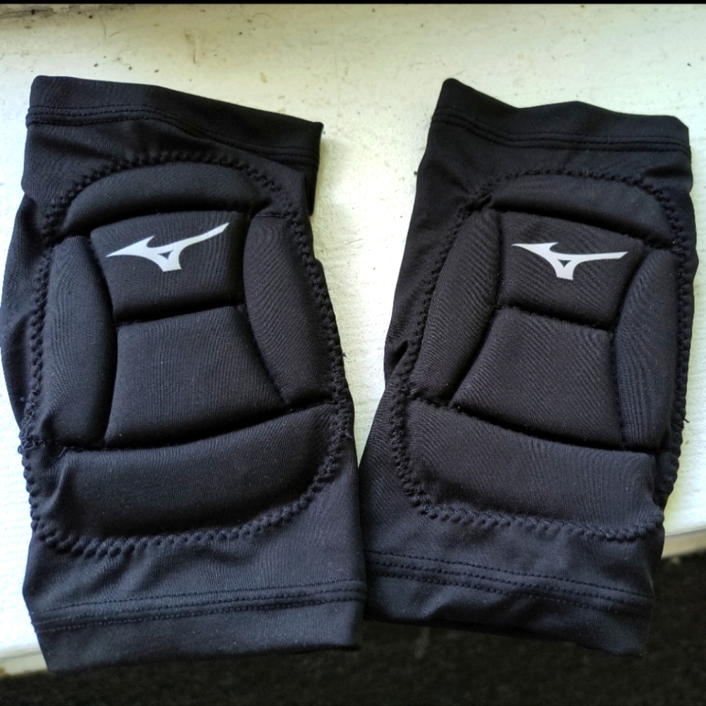 Mizuno Volleyball Girls Black Padded Elbow Pads Size S/M